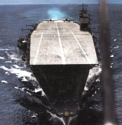 Portaaviones Akagi con dos aviones Aichi Val despegando.