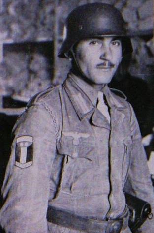 Un soldado árabe del 845th Batallón Árabe posa con el uniforme de combate en el frente.