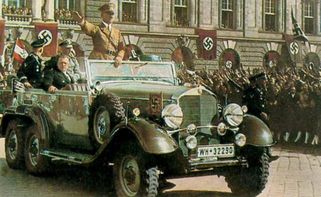 hitler entrando en viena tras ser anexionada austria al reich.