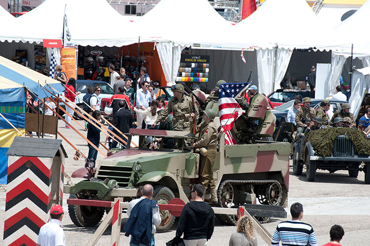 1. Convoy de la Segunda Guerra Mundial por los displays del festival