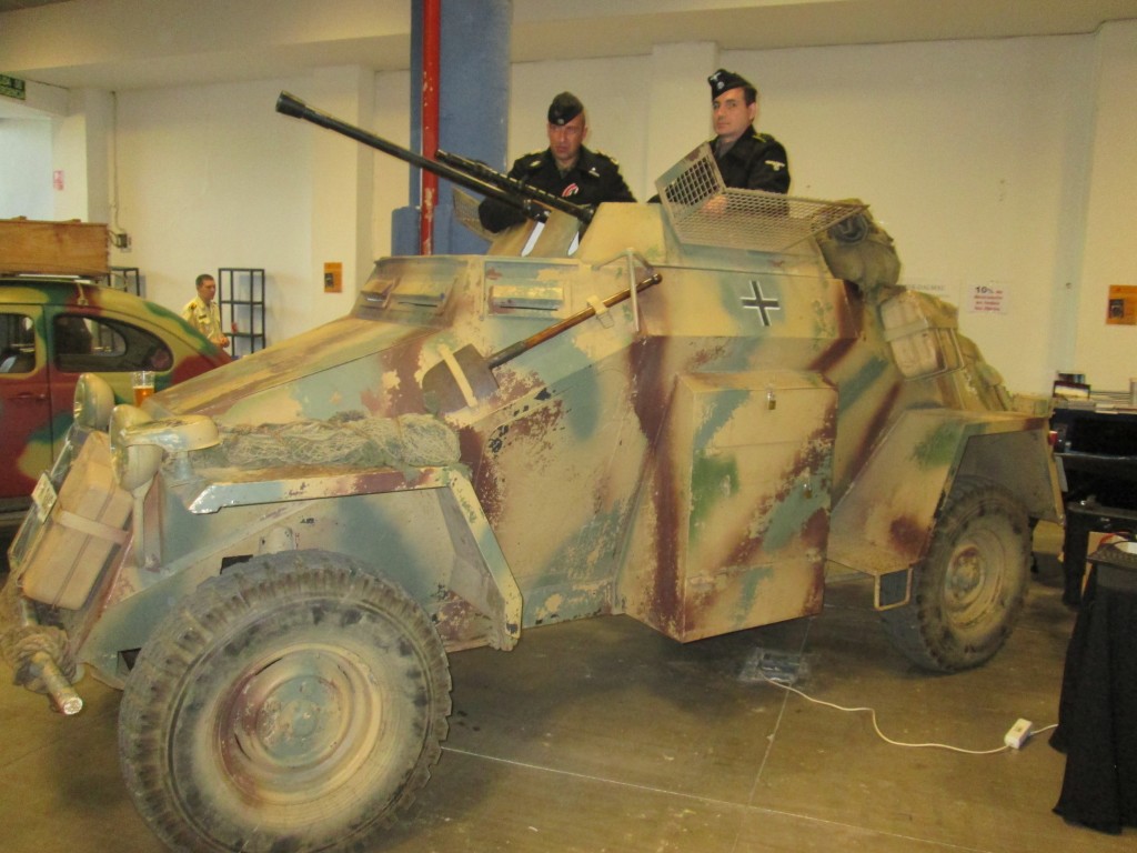 11. Algunos de los tanques de época expuestos, en este caso un SdfKz 222 alemán