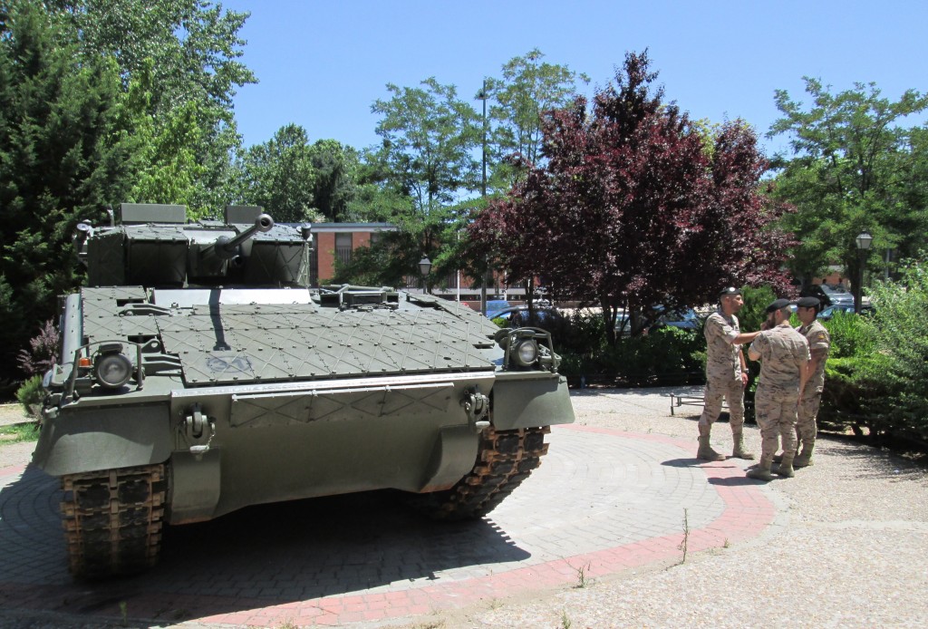 16. Vehículo blindado de reconocimiento Lince acompañado por militares españoles, estos sí reales