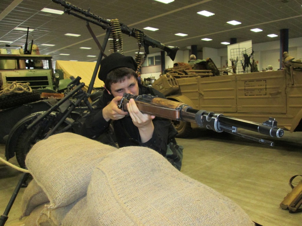 7. Soldado italiano de los Camisas Negras en pose de combate con el fusil