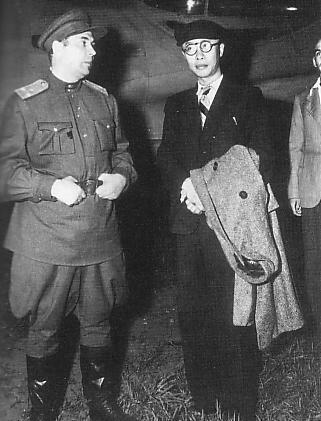 Soviet_Union_Military_Officer_and_Puyi