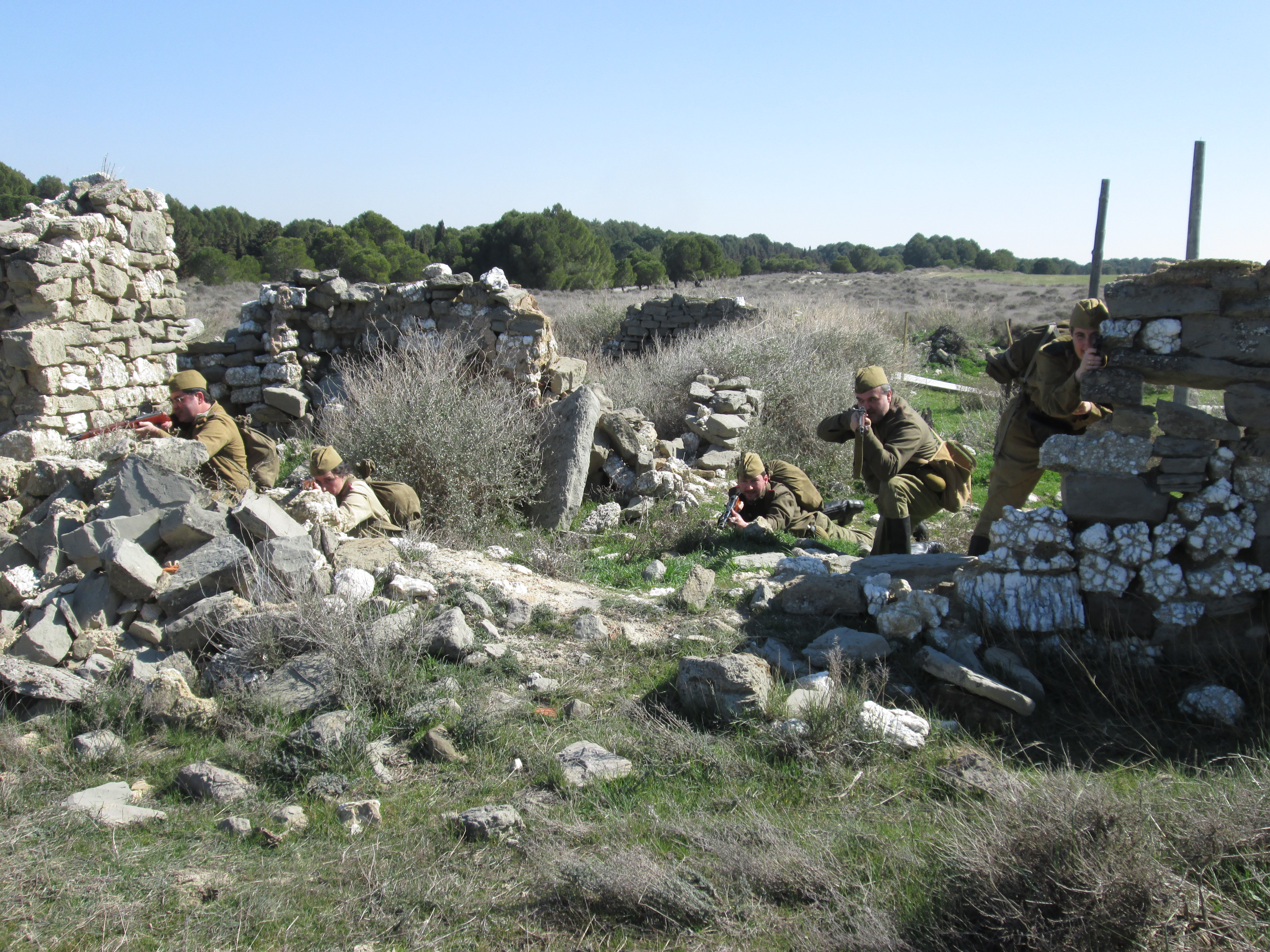 2. Tropas soviéticas parapetadas en unas ruinas.