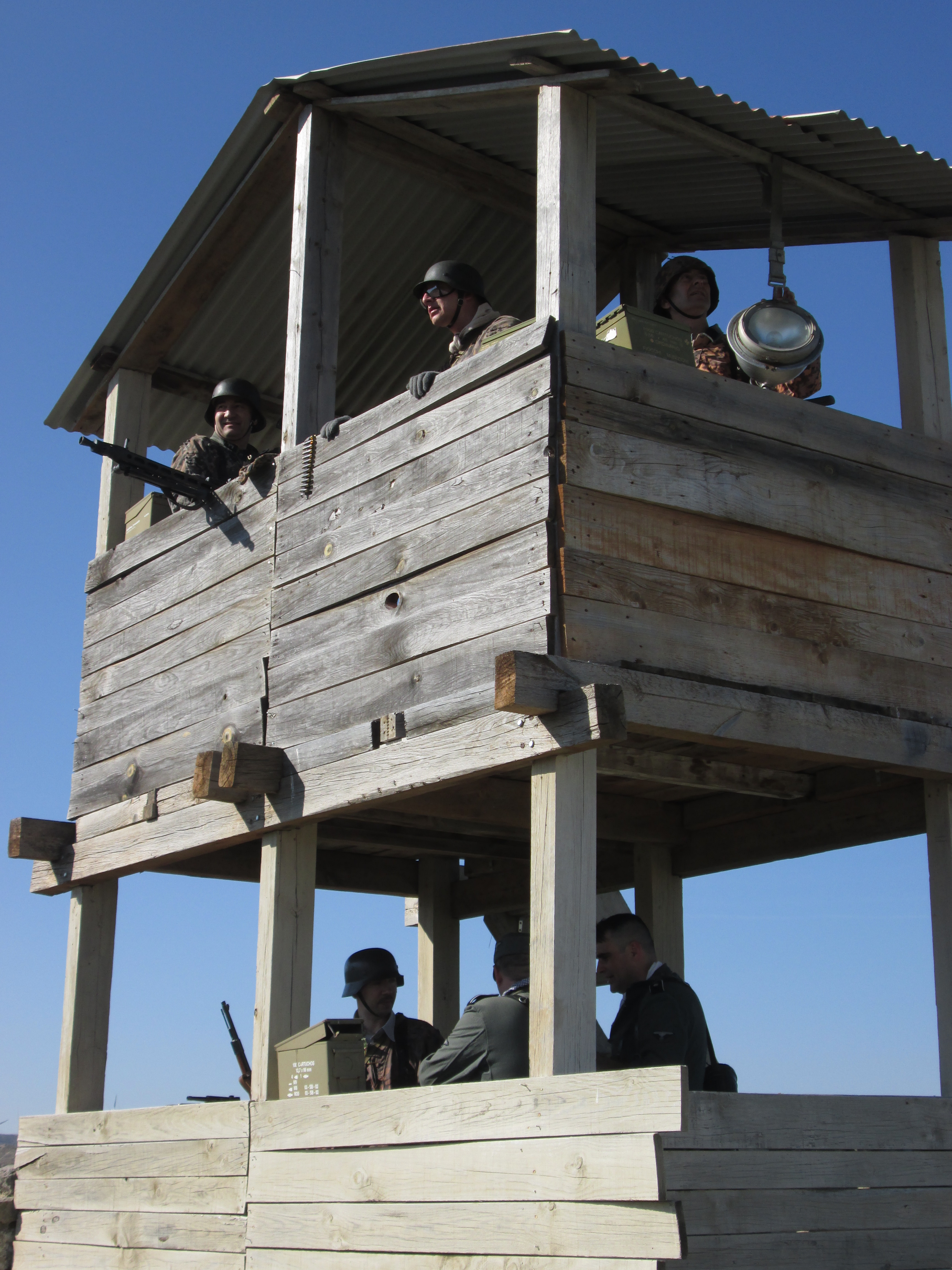 7. Torreta de vigilancia ocupada por los alemanes. En el segundo piso hay una ametralladora MG-42.