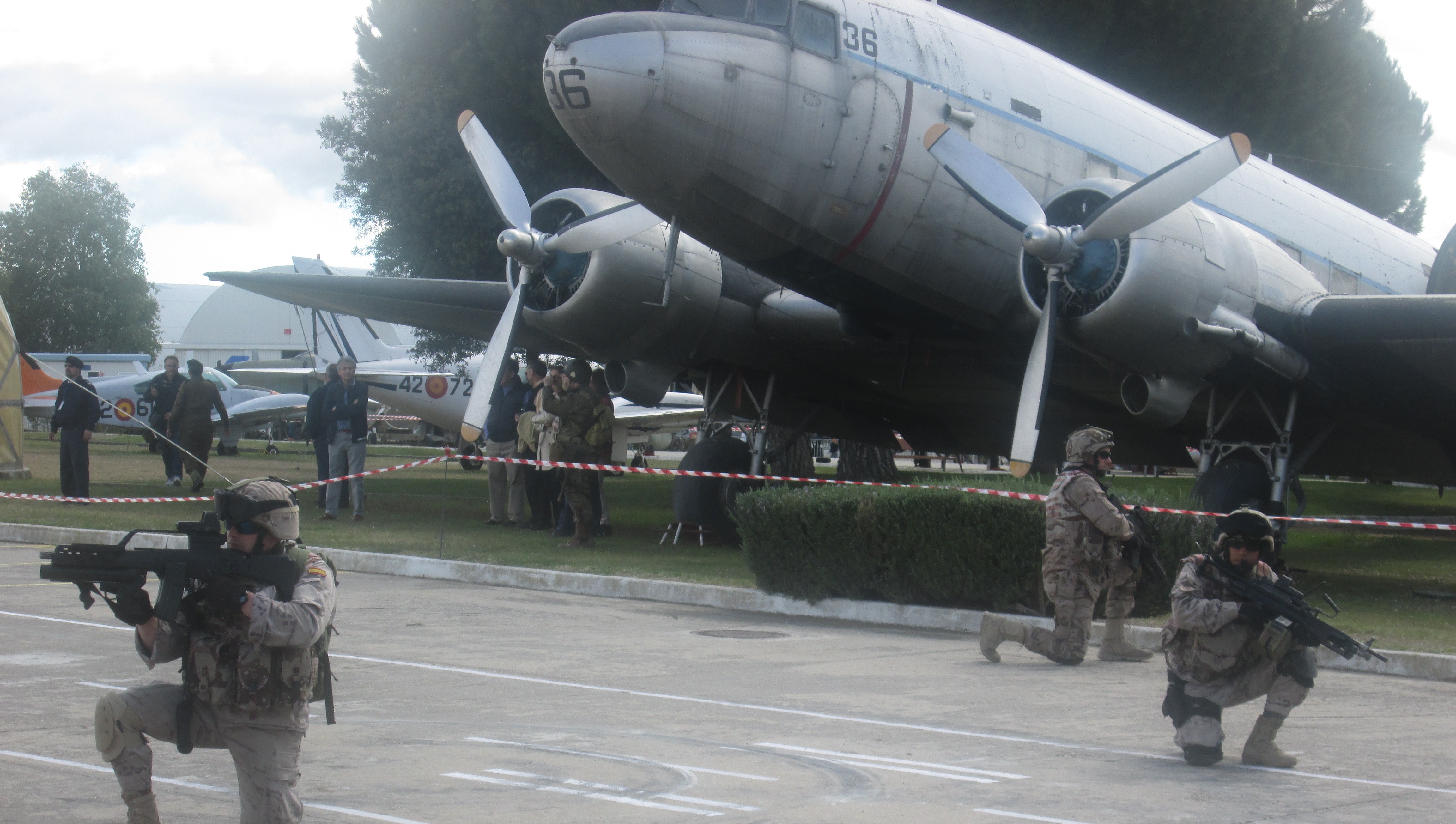 37. Exhibición EADA al despliegue táctico. Detrás un C-47 Dakota.