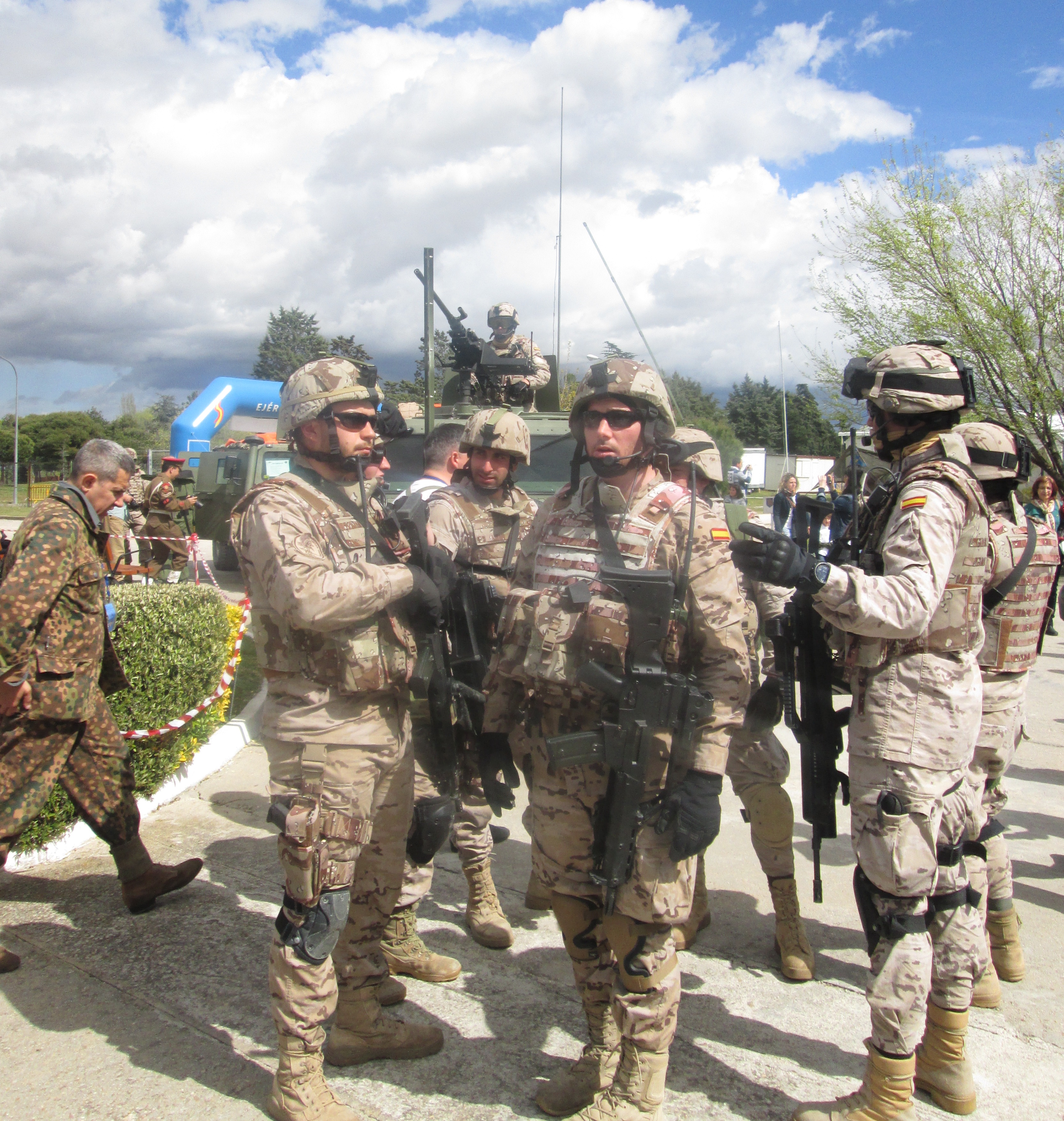 40. Soldados del Ejército Español presentes en el evento con la misión de preservar el orden.