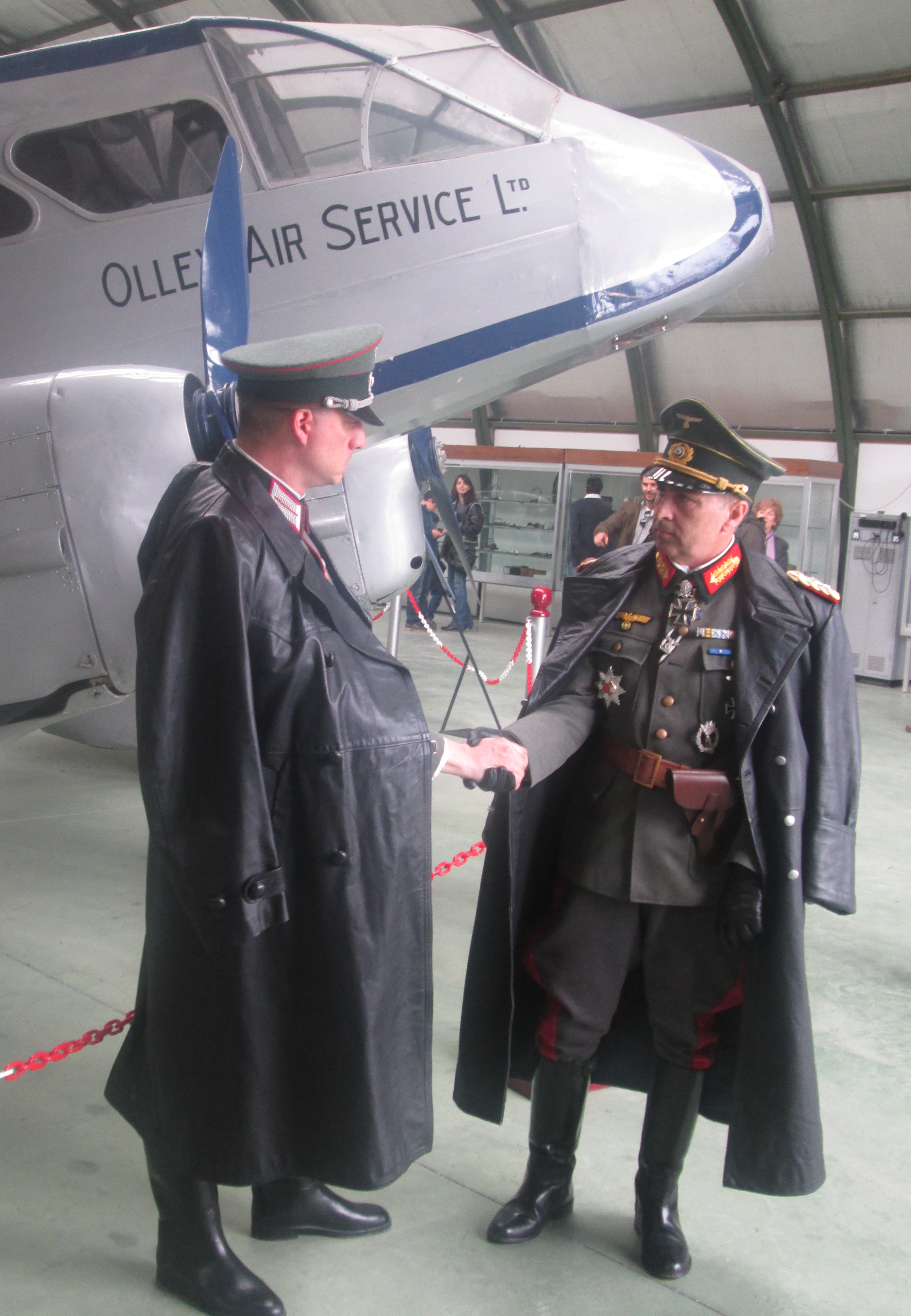 41. Generales alemanes conversando junto al Dragon Rapide.