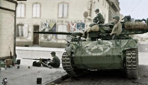 Tanque Hellcat M18 disparando en la Calle Carnot de Luneville el 22 de Septiembre de 1944.