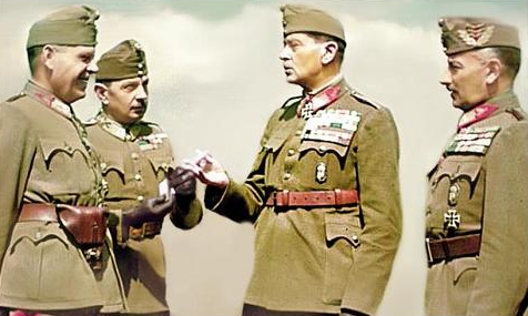 General Gusztáv Jány con oficiales húngaros en la Segunda Guerra Mundial