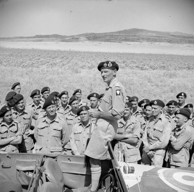 Un nuevo comandante Montgomery arengando a las tropas británicas en África.