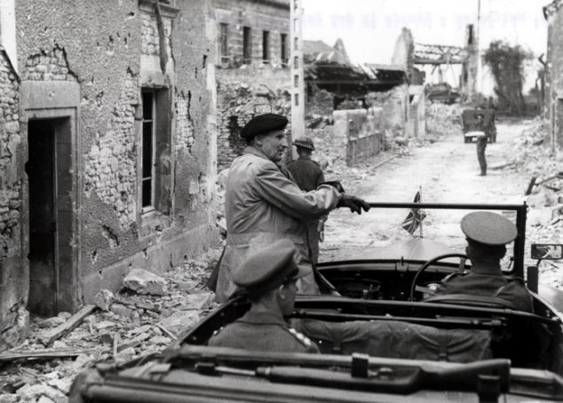 Vehículo con Montgomery a la cabeza durante la Batalla de Caen.