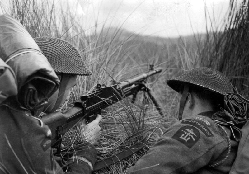 Comandos polacos libres con una ametralladora Bren.