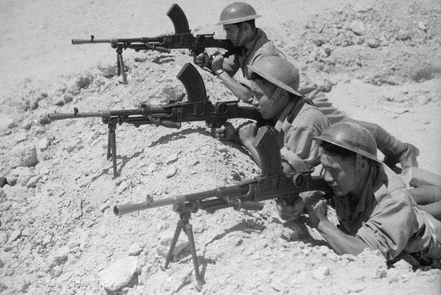 Tres soldados británicos con tres ametralladoras Bren defendiendo una posición.