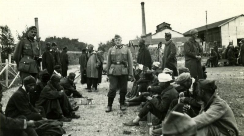 Prisioneros africanos del campo de Clamecy, en el cual 48 de ellos serían fusilados.