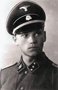 Lauri Törni como oficial de las Waffen-SS.