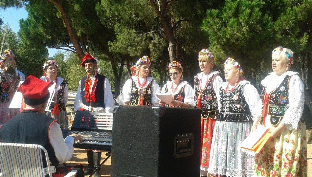 Mujeres polacas residentes en España con vestidos tradicionales cantando canciones de la época.
