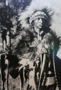 Príncipe "Ras" Tafari Makonnen con atuendos de guerrero africano.