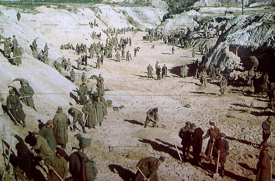 Judíos obligados a cavar por tropas alemanas y auxiliares ucranianos en Babi-Yar.