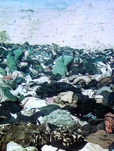 Soldados alemanes rebuscando en los cadáveres de las víctimas de Babi-Yar.