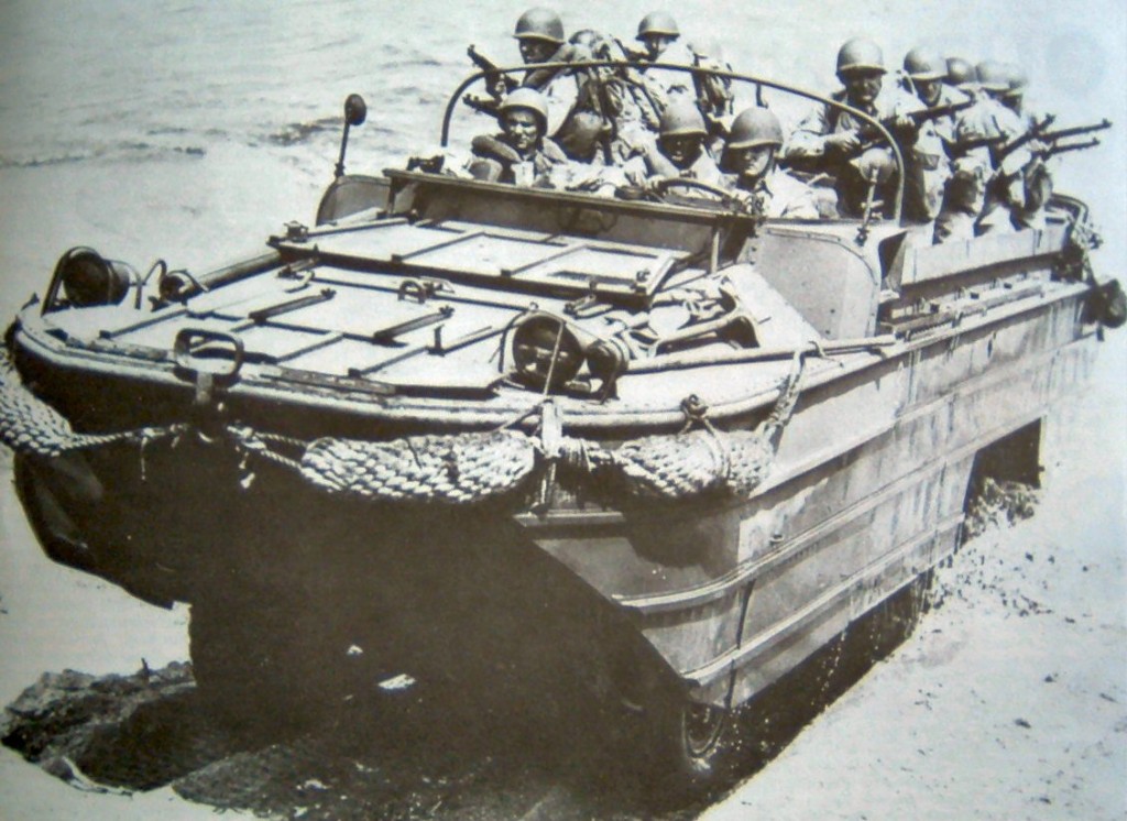 Vehículo anfibio DUKW en la Guerra del Pacífico.
