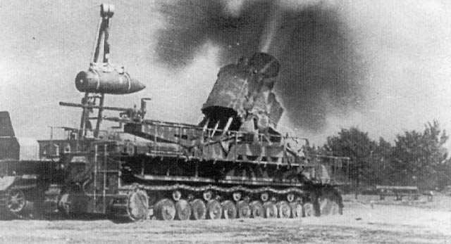 Karl "Ziu" disparando durante el Levantamiento de Varsovia en el verano de 1944.