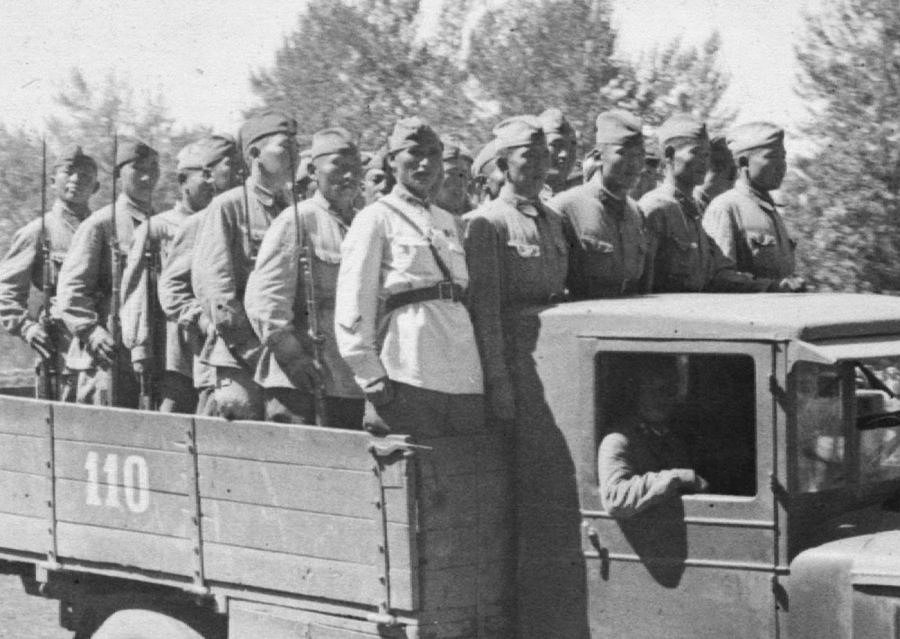 Soldados del Ejército Revolucionario Popular Tuvano a bordo de un camión en el Frente Oriental.
