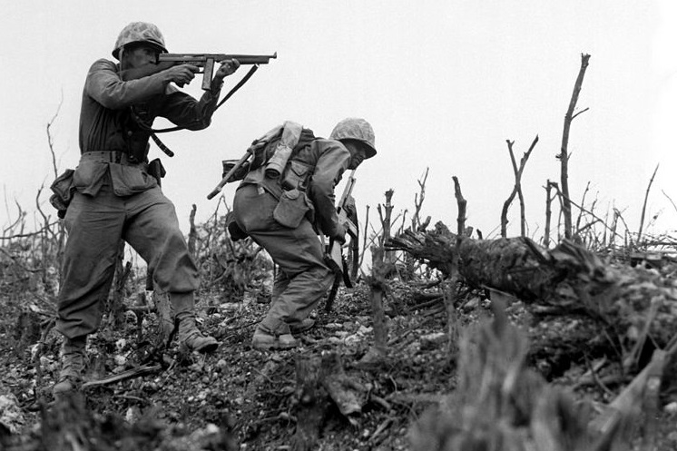 Marine apuntando con un subfusil Thompson durante la Batalla de Okinawa.