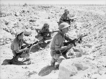Soldados australianos de la 9ª División de Infantería en Tobruk equipados con Thompson.