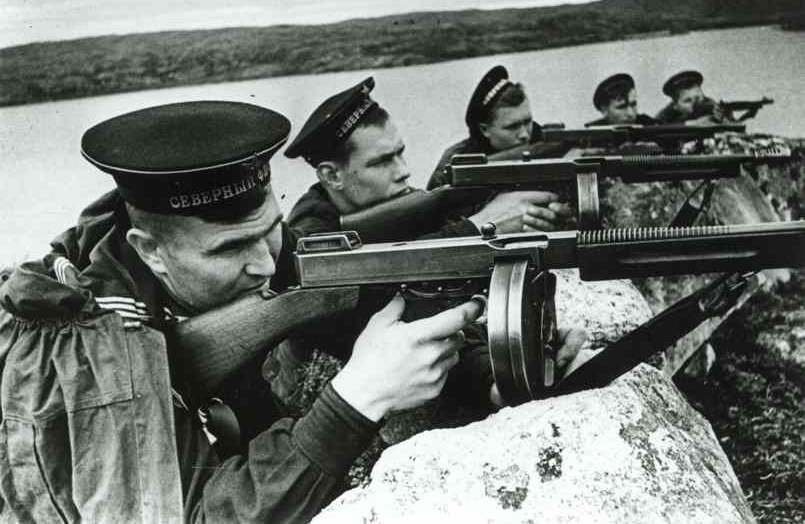 Infantería Naval Soviética con Thompson en el Frente Oriental.