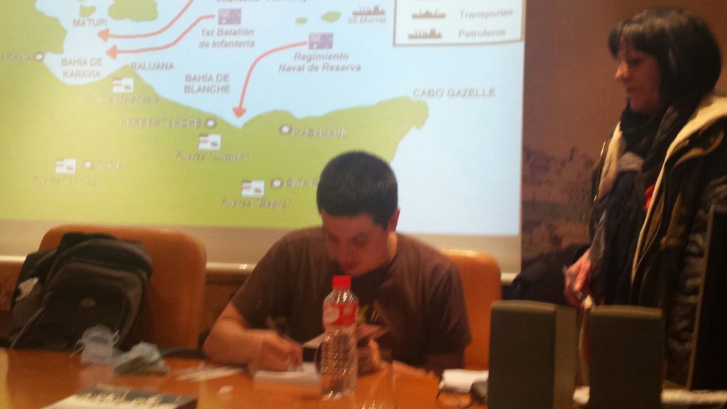 El autor firmando libros al público.
