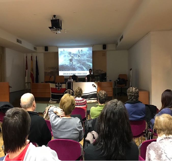 Sala de conferencias del Alcázar de Toledo con la presentación.